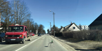 Viduryje gatvės pastatė kėdę su alkoholio buteliu