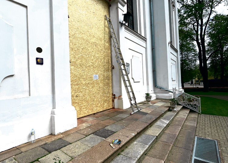 Bažnyčios durys išvežtos remontui