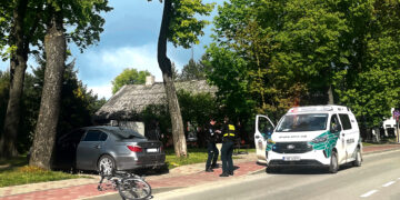 Griuvo lenkdamas stovintį automobilį