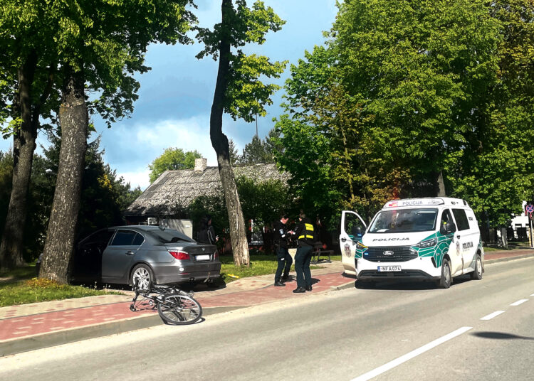 Griuvo lenkdamas stovintį automobilį