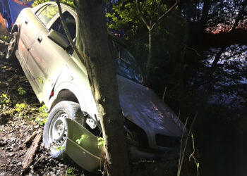 Automobilis Tabokinėje pakibo ant skardžio krašto