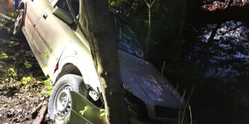 Automobilis Tabokinėje pakibo ant skardžio krašto