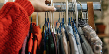 Kur padėti nebereikalingus, tačiau dar tinkamus dėvėti drabužius?