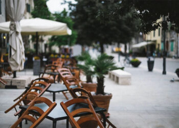 Jei nori prie kavinukės pasistatyti staliuką su kėdėmis