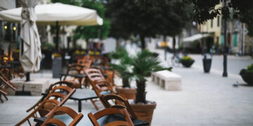 Jei nori prie kavinukės pasistatyti staliuką su kėdėmis