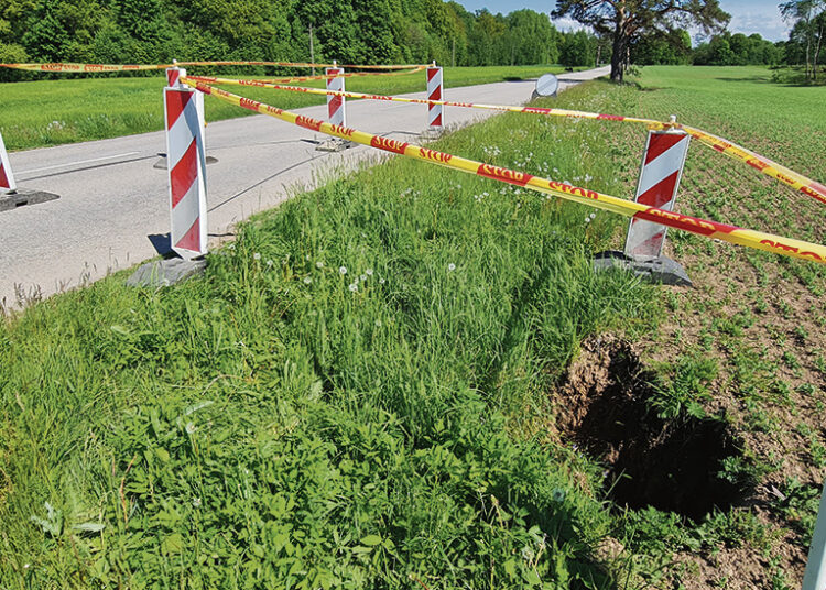 Pakelėje atsivėrusią smegduobę rekomenduoja tirti išsamiai