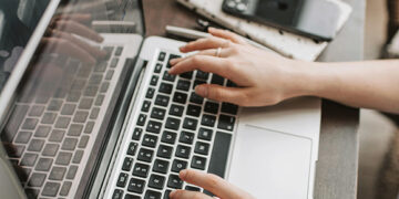 Pervedė įspūdingą sumą sukčiams