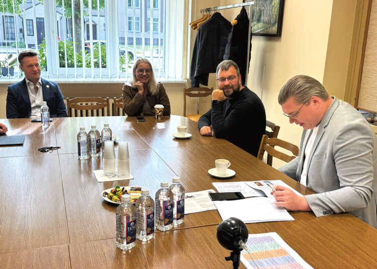 Prie pusryčių stalo – kviestiniai svečiai