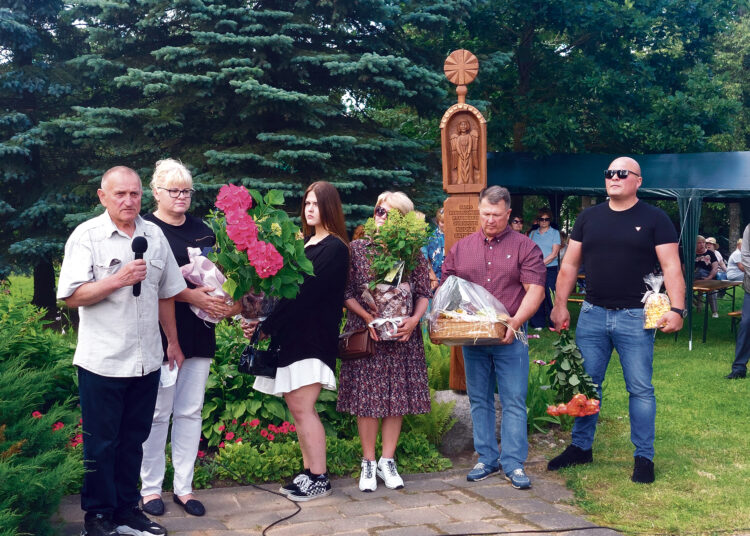 Atidengė stogastulpį Nijolei Šatienei atminti