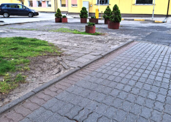 Dėmesio: šaligatvyje slypi pavojus