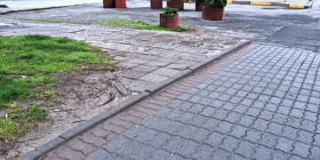 Dėmesio: šaligatvyje slypi pavojus