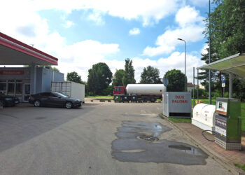 Aliarmo signalas dėl avarijos degalinėje