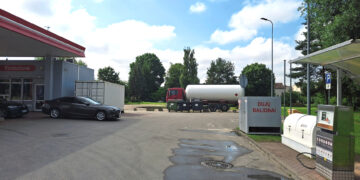 Aliarmo signalas dėl avarijos degalinėje