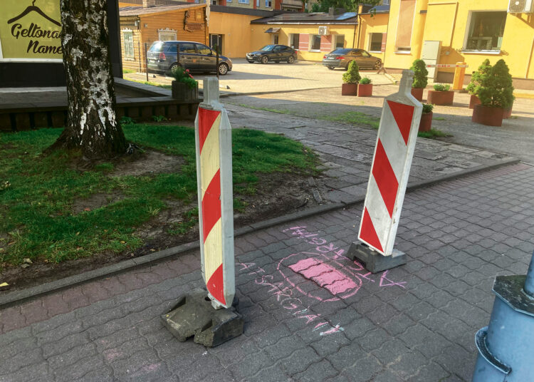 „Spąstai“ šaligatvyje vėl suveikė: sužalotas šeštas žmogus