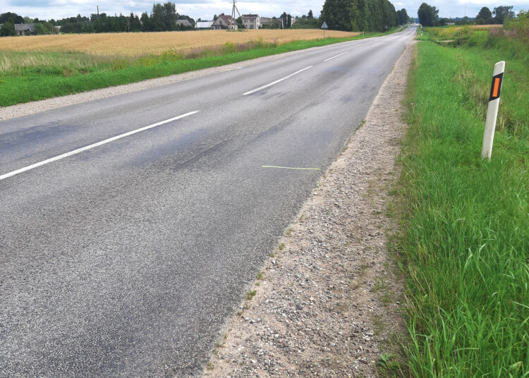 Įduba ant kelio vairuotojams kelia nerimą