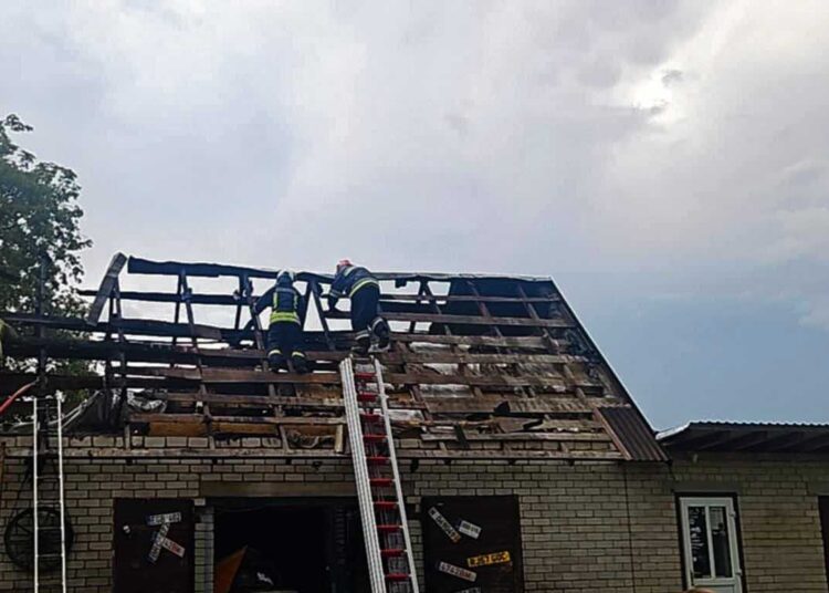 Po žaibo iškrovos – gaisras pastate, kuriame įkurtas automobilių servisas