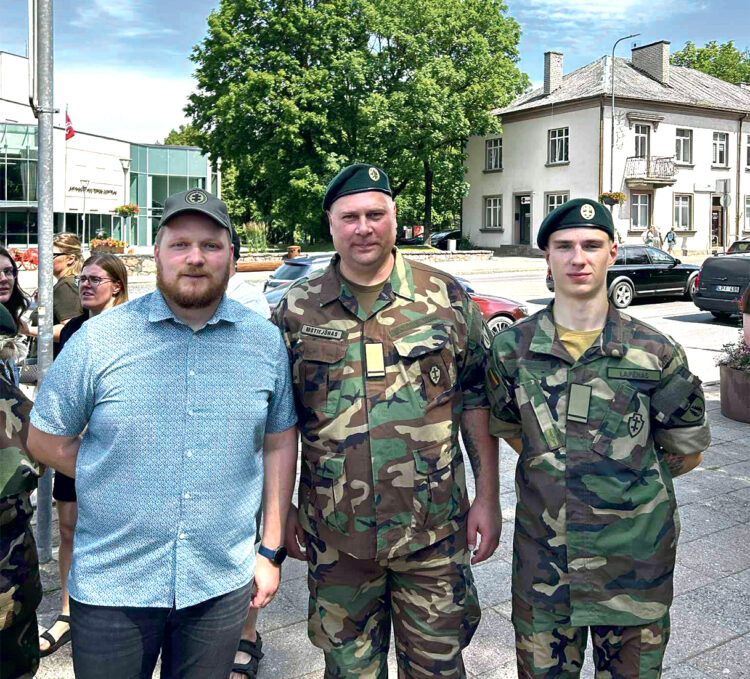 Alfonso Smetonos šaulių 5-osios rinktinės Biržų 501-osios kuopos narys Andrius Motiejūnas (viduryje) su priesaiką davusiais naujais šauliais – Savivaldybės tarybos nariu Justu Greviškiu ir abiturientu Nerūnu Lapėnu. Nuotr. asmeninio albumo