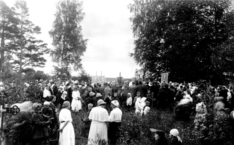 1925 metų liepos 3 dieną Nemunėlio Radviliškio kapinės buvo pašventintos Žemaičių vyskupo Pranciškaus Karevičiaus. Vyko pamaldos bei procesija už mirusiuosius. Po šimtmečio ta proga atnaujintas kapinėse stovintis kryžius. Nuotr. E. Timuko asmeninio albumo