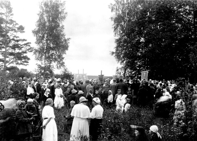 Savo lėšomis atnaujino kapinių kryžių