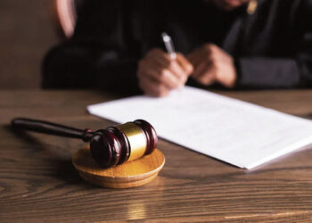 Vagis trenkė jį pasivijusiai parduotuvės darbuotojai