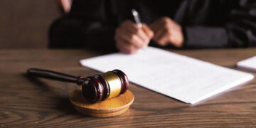 Vagis trenkė jį pasivijusiai parduotuvės darbuotojai