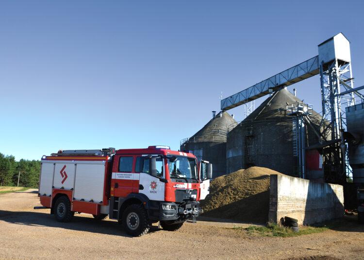 Degė džiovykla ir joje buvę grūdai