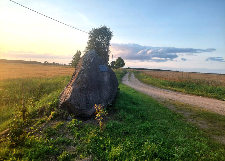 Kaimui skirtas akmuo virto spąstais vairuotojui
