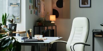 Kaip pasirinkti ergonomišką darbo kėdę namų ofisui?