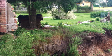 Vandens šulinyje mažiau nei šalia esančioje įgriuvoje