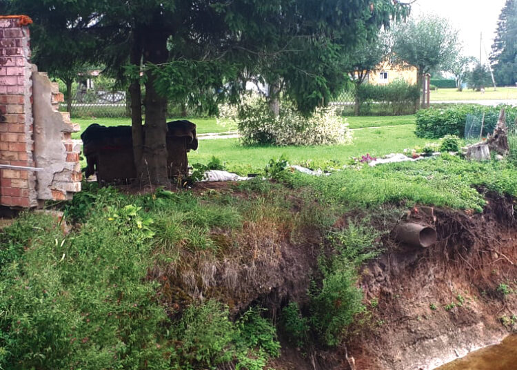 Vandens šulinyje mažiau nei šalia esančioje įgriuvoje