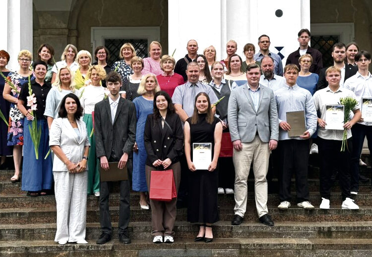 Pagerbti geriausiai valstybinius brandos egzaminus išlaikę mokiniai bei jų mokytojai