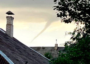 Džiugi žinia: tornado rankovė žemės nepasiekė