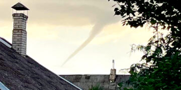 Džiugi žinia: tornado rankovė žemės nepasiekė