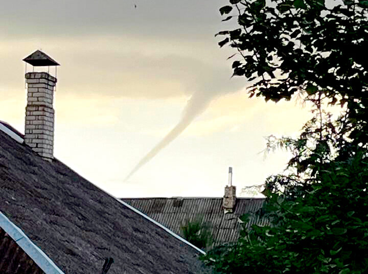 Džiugi žinia: tornado rankovė žemės nepasiekė