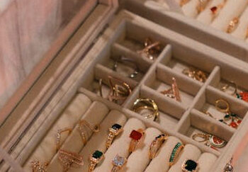 Auksą pavogė nukreipę šeimininkės dėmesį