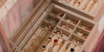 Auksą pavogė nukreipę šeimininkės dėmesį