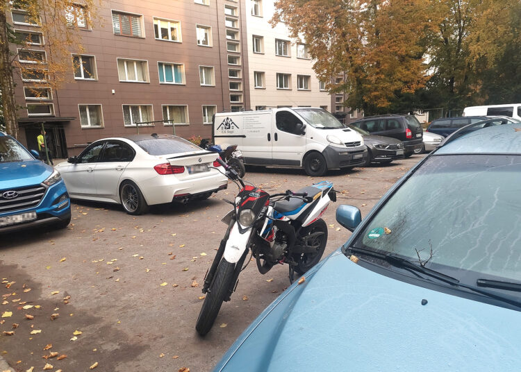 Daugiabučių kiemai užkimšti moksleivių motociklais