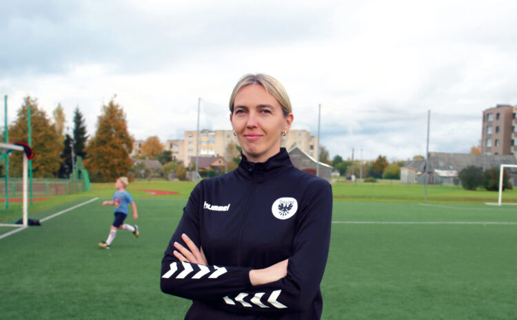 Biržietei Samantai Majauskienei iki tol nepažįstama sporto šaka – futbolas – dabar ne tik sportas bei hobis, bet ir darbas. Šį rudenį ji pradėjo vesti futbolo būrelio užsiėmimus vaikams bei dalyvavo kursuose futbolo teisėjos licencijai gauti. Nuotr. Simono Gudo