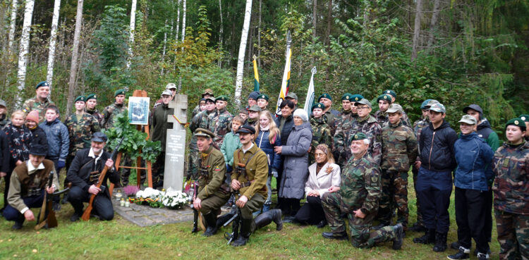 Prie atminimo ženklo menamoje Stepono Giedriko-Giriečio žūties vietoje - partizano artimieji, šauliai, karo istorijos rekonstruktorių klubo „Partizanas“ vyrai. Nuotr. Petro Gudo