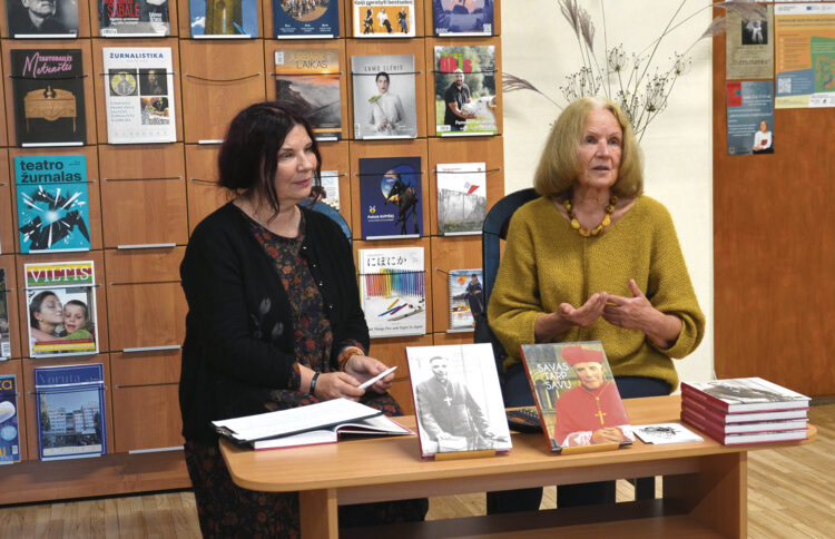 Knygos apie kardinolą Vincentą Sladkevičių pristatymo akimirka. Bibliotekininkė Rita Venskūnienė (kairėje) ir viena knygos autorių, Nepriklausomybės Akto signatarė Irena Andrukaitienė. Nuotr. Petro Gudo