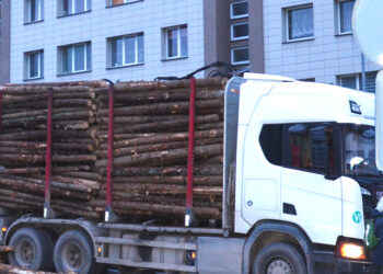 Perkrauti sunkvežimiai vengia važiuoti per Biržus