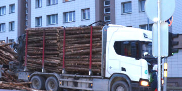 Perkrauti sunkvežimiai vengia važiuoti per Biržus