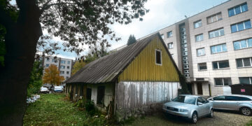 Seną griuveną miesto centre pakeis naujas pastatas