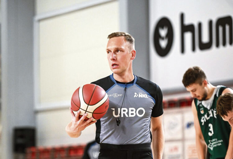 Biržietis Ignas Jablonskas šiemet pradėjo teisėjauti aukščiausioje Lietuvos krepšinio lygoje. Kitas jo tikslas - tarptautinės kategorijos (FIBA) teisėjo licencija. Nuotr. asmeninio albumo