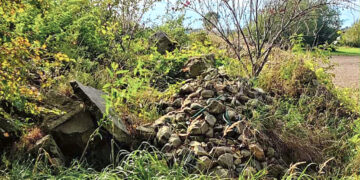 Ant statybinių atliekų pradėjo pilti ir akmenis