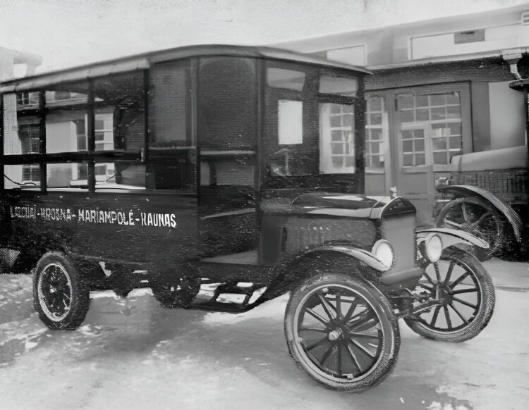 Toks galėjo būti P. Variakojo autobusas 1923 metais. Gaila, bet tikros P. Variakojo autobuso nuotraukos surasti nepavyko. Ši nuotrauka paimta iš 1938 m. žurnalo „Technika ir ūkis“ Nr. 4-6