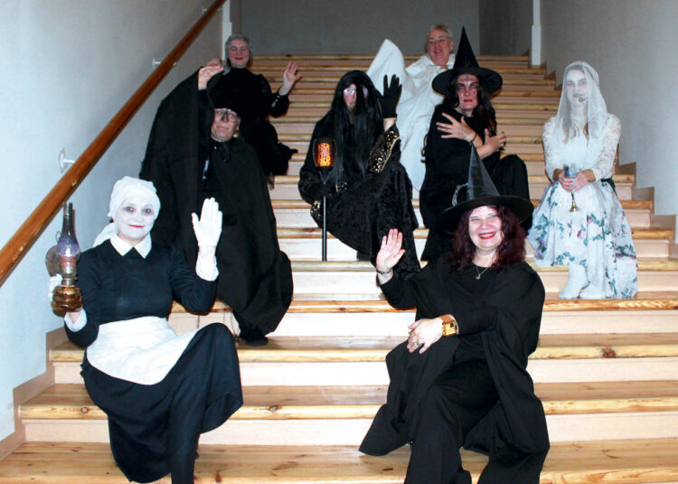 Renginio dalyviams atsisveikinant pamojuota susėdus ant laiptų. Nuotr. Gražinos Dagytės