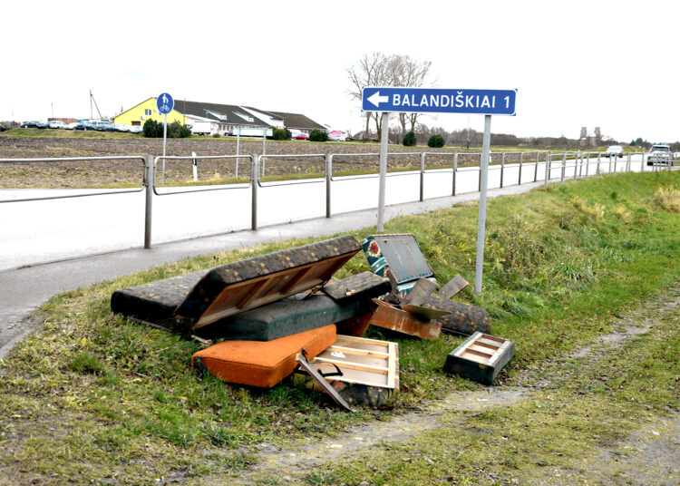 Apie liūdnas pakelės sofas