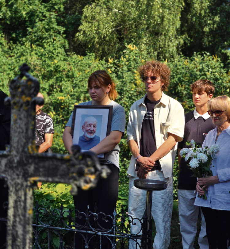 Saulės nutviekstos Rinkuškių kapinaitės pasitiko prof. dr. Kęstučio Nastopkos (1940 03 18-2024 07 23) pelenus. Kaip ir geidavo semiotikos profesorius, šifravęs ženklus ir prasmes, jo pelenų dalis atgulė šalia tėvo, kurio, anot dukters Agnės, visada ilgėjosi. Nuotr. Biržų muziejaus „Sėla“