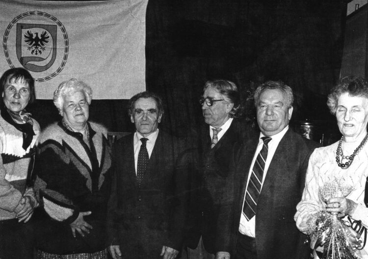 Biržų sporto mokytojai-veteranai biržiečių „Krivūlės“ minėjime Vilniuje. Iš kairės: Adolfina Petrulytė, Audronė Mukienė, Mykolas Styra, Albertas Nutautas, Mykolas Taujanskas, Vitalija Nutautienė. Nuotr. aut. Henrikas Gaičevskis / Biržų krašto muziejus „Sėla“